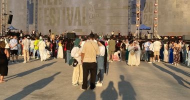 الجمهور يتوافد على حفل تامر حسنى والشامى فى مهرجان العلمين الجمهور يتوافد على حفل تامر حسنى والشامى فى مهرجان العلمين