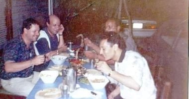 قصة صورة جمعت علي الحجار والعالم أحمد زويل بسبب أكلة كوارع بوسط البلد