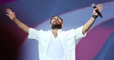 تامر حسنى يختتم حفل العلمين بأغنية "قدها" وسط تصفيق حار من الجمهور.. صور
