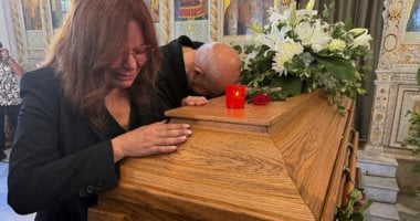 جنازة زياد الرحبانى.. كارمن لبس تنهار فى البكاء وتحتضن نعش الموسيقار الراحل