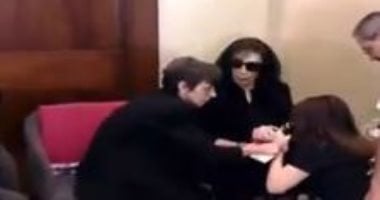 ماجدة الرومى تنهار من البكاء وتقبل يد فيروز فى عزاء زياد الرحبانى