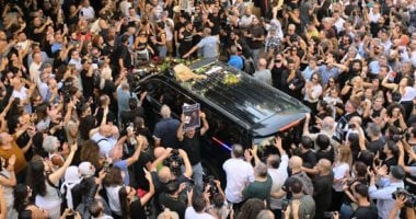 وسط تصفيق الحشود.. لحظة خروج نعش زياد الرحبانى من المستشفى ببيروت (فيديو)