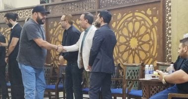 خالد جلال يستقبل عزاء شقيقه ومحمد ممدوح ومحمد الكيلانى أول الحاضرين