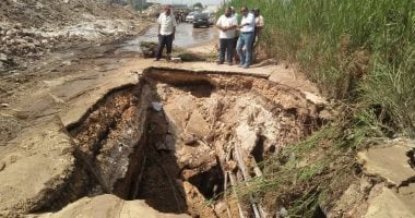 هبوط أرضى وكسر فى خط المياه بمنطقة البر الشرقى مركز ميت غمر بالدقهلية هبوط أرضى وكسر فى خط المياه بمنطقة البر الشرقى مركز ميت غمر بالدقهلية