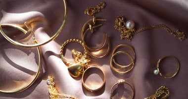 سرقة مجوهرات فاخرة بقيمة 350 ألف يورو من زوجين على متن قطار سريع فى فرنسا سرقة مجوهرات فاخرة بقيمة 350 ألف يورو من زوجين على متن قطار سريع فى فرنسا