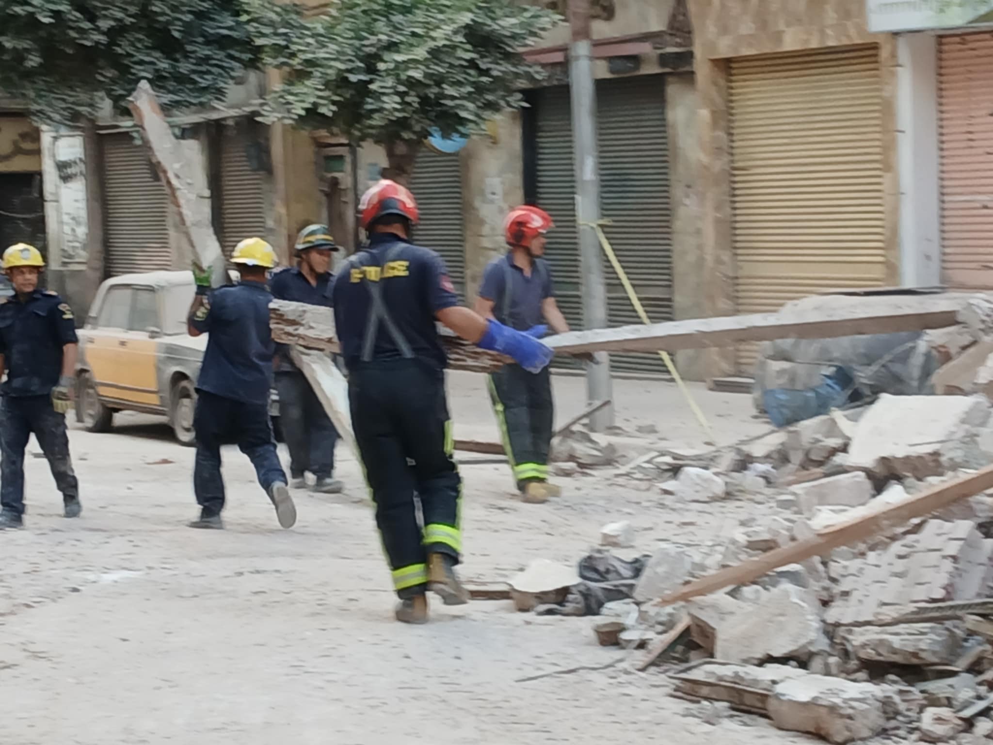 قوات الحماية المدنية ترفع الأنقاض بعقار العطارين بالإسكندرية قوات الحماية المدنية ترفع الأنقاض بعقار العطارين بالإسكندرية