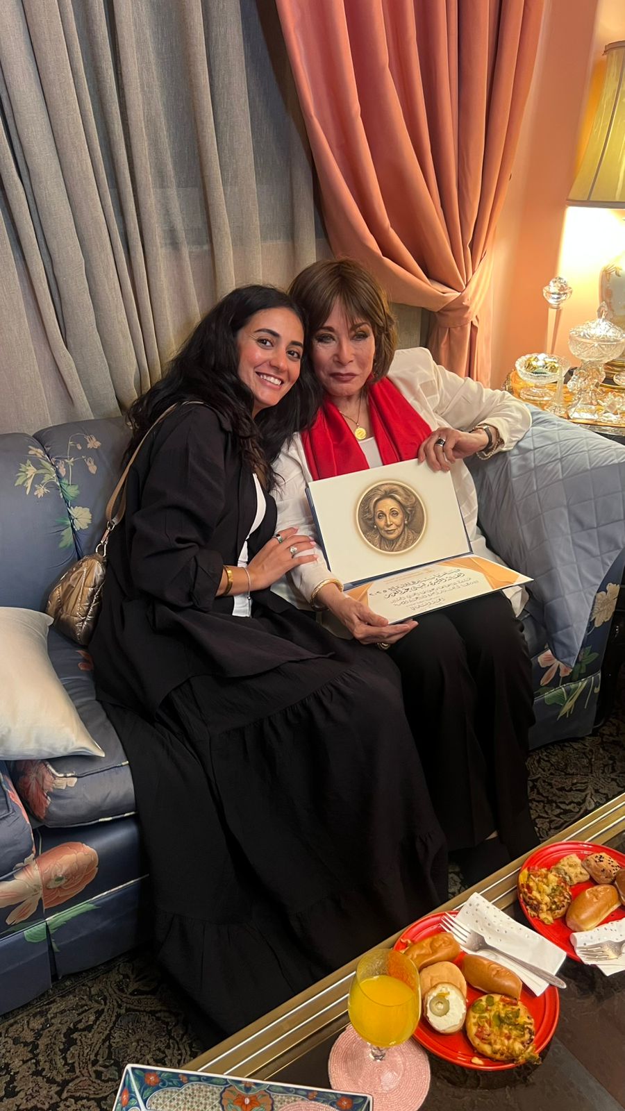 رئيس الهيئة الوطنية للإعلام يكرم لبنى عبد العزيز