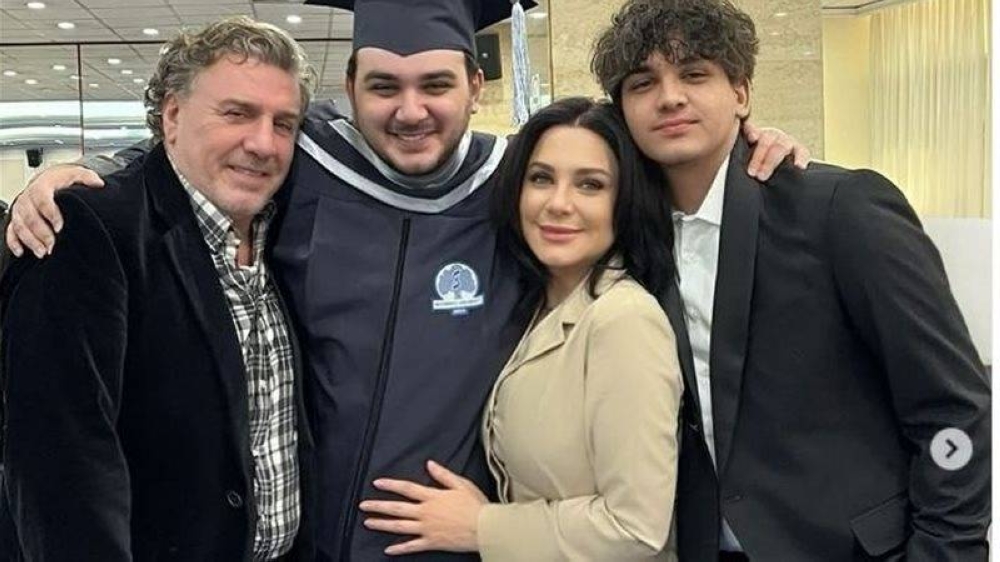 سولاف فواخرجي تحتفل بتخرج ابنها «حمزة» - أخبار السعودية