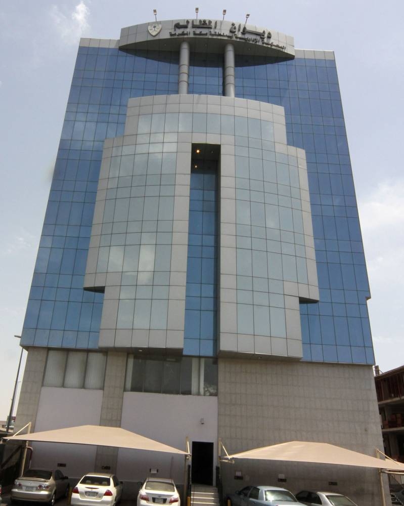 تعويض نحّال 55 ألفاً.. و10,000 لمتضرر من «هيئة الأمر».. وسيارة لـ «وكيل الجامعة» - أخبار السعودية