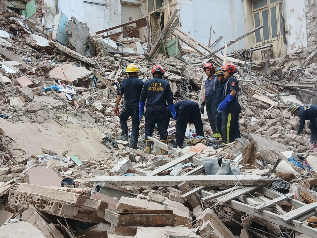 انهيار عقار فى العطارين  (3)