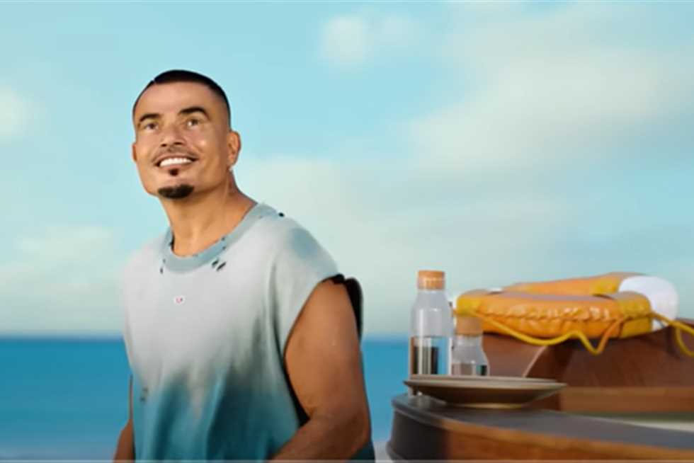 «ما بيشربش سجاير» ويأكل السمك المشوي.. سر شباب عمرو دياب بعد كليب خطفوني