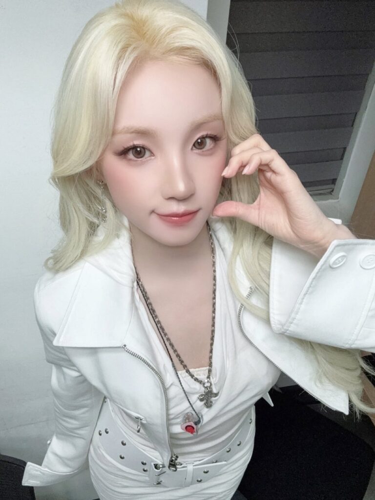 250709 التحديث الرسمي - Yuqi في ألبوم Nowz 1st Mini [IGNITION] عودة معرض مباشر