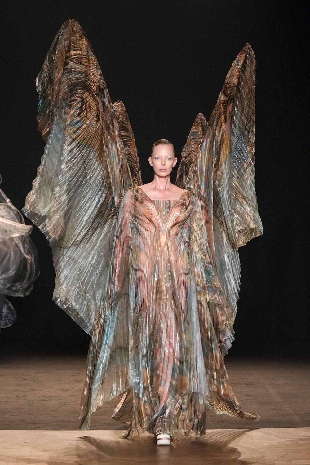 في باريس.. راهول ميشرا وإيريس فان هيربن يتخطيان حدود الأزياء