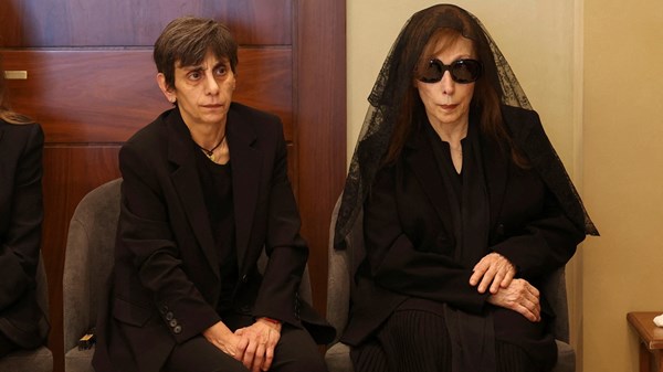 صور.. فيروز تودع ابنها زياد الرحباني وسط حزن كبير في لبنان