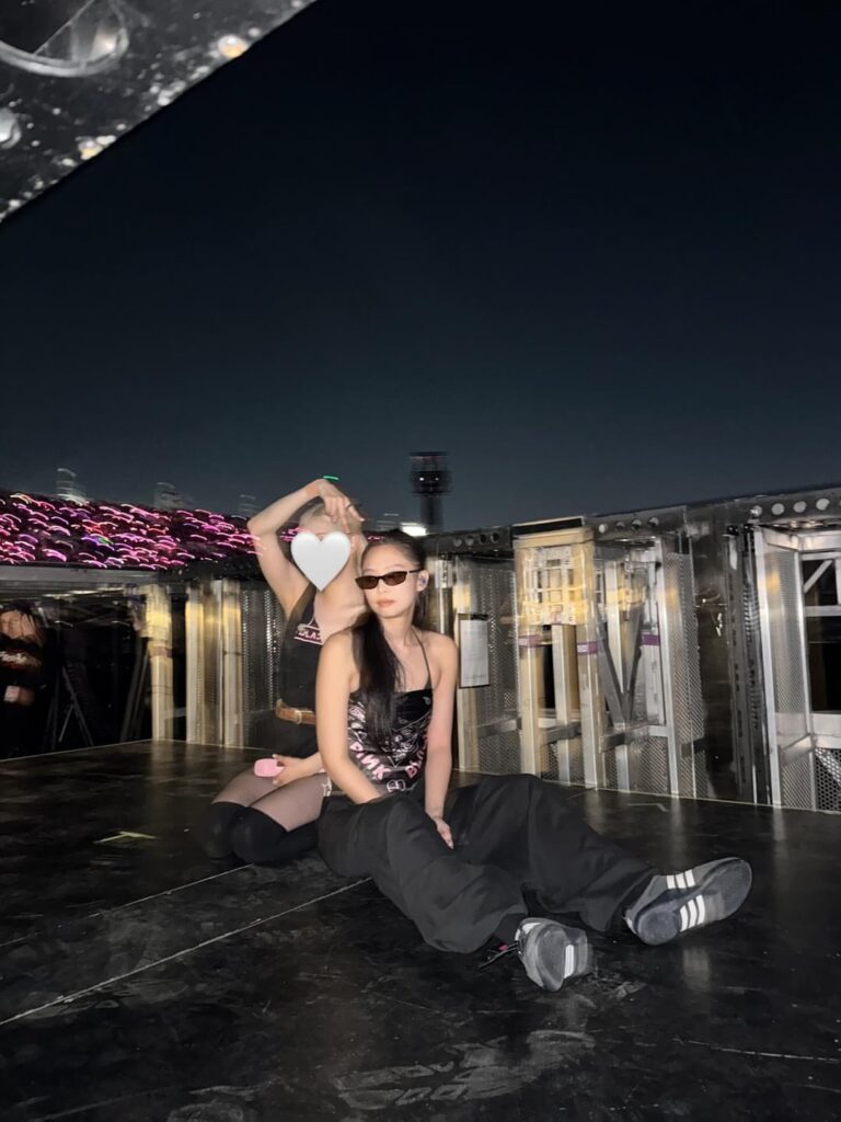 250727 تحديث جيني IG مع الورود