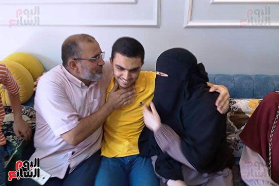 فرحة الاهل بتفوق الطالب