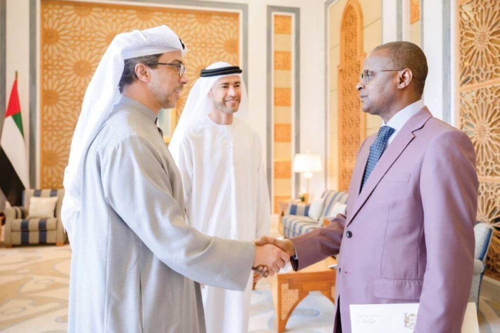 منصور بن زايد يتسلم الرسالة من طاهر حامد نغيلين