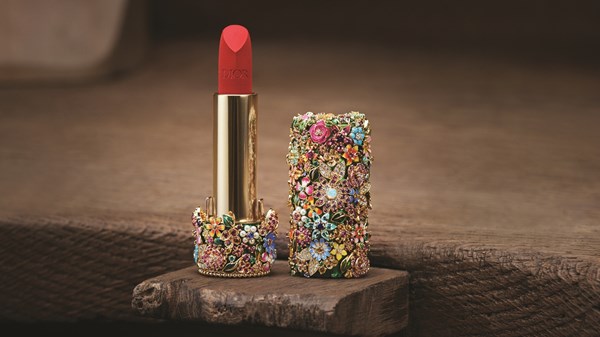 شفاه تلمع بذهب عيار 24