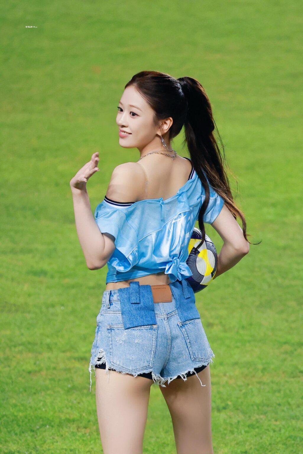 yujn (ive) yujn (ive)