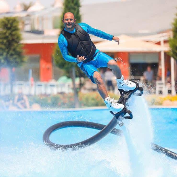 لاعب الفلاى بورد أثناء إحدى الاستعراضات