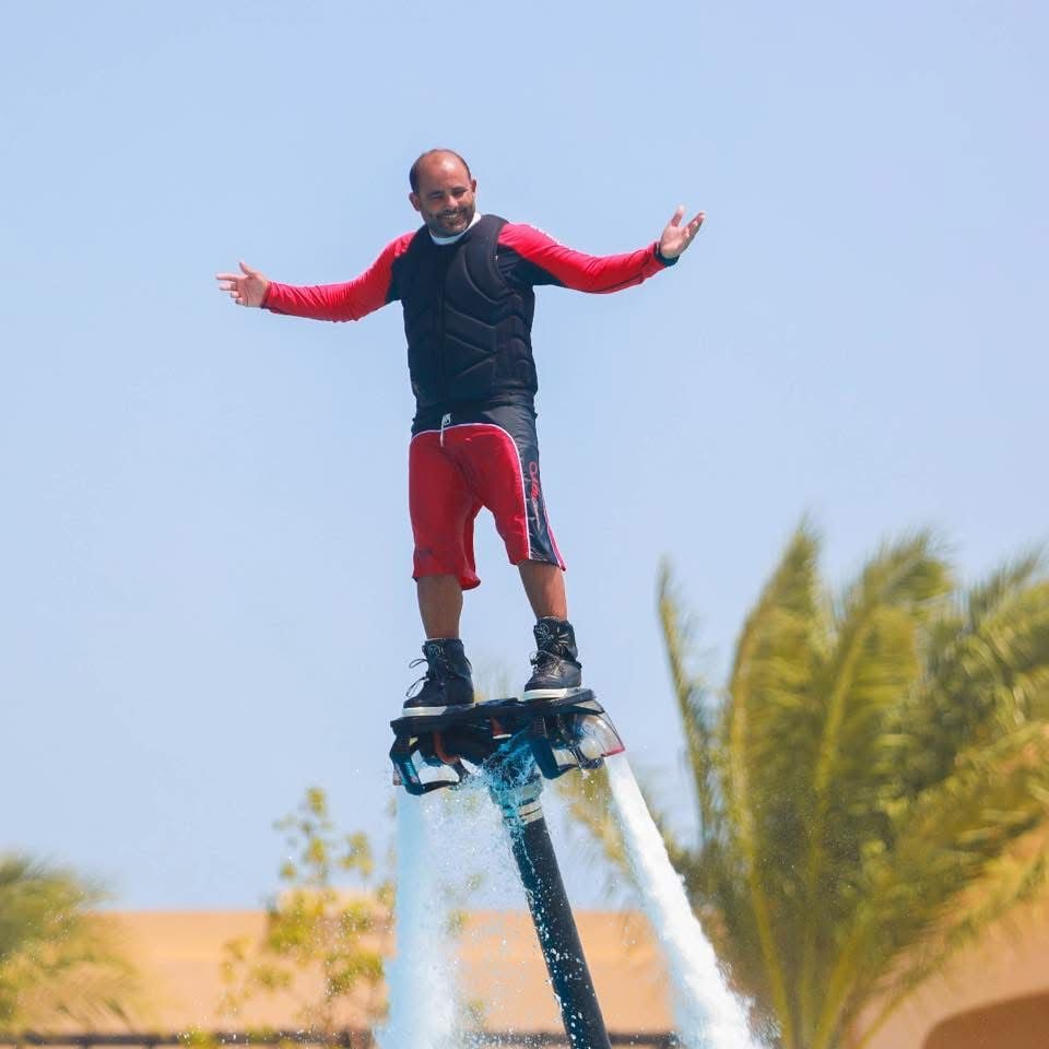 أثناء لعب الفلاى بورد، 