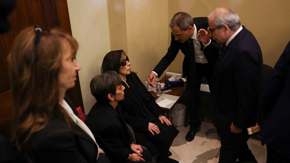  رئيس الوزراء اللبناني نواف سلام يقدم العزاء للفنانة فيروز