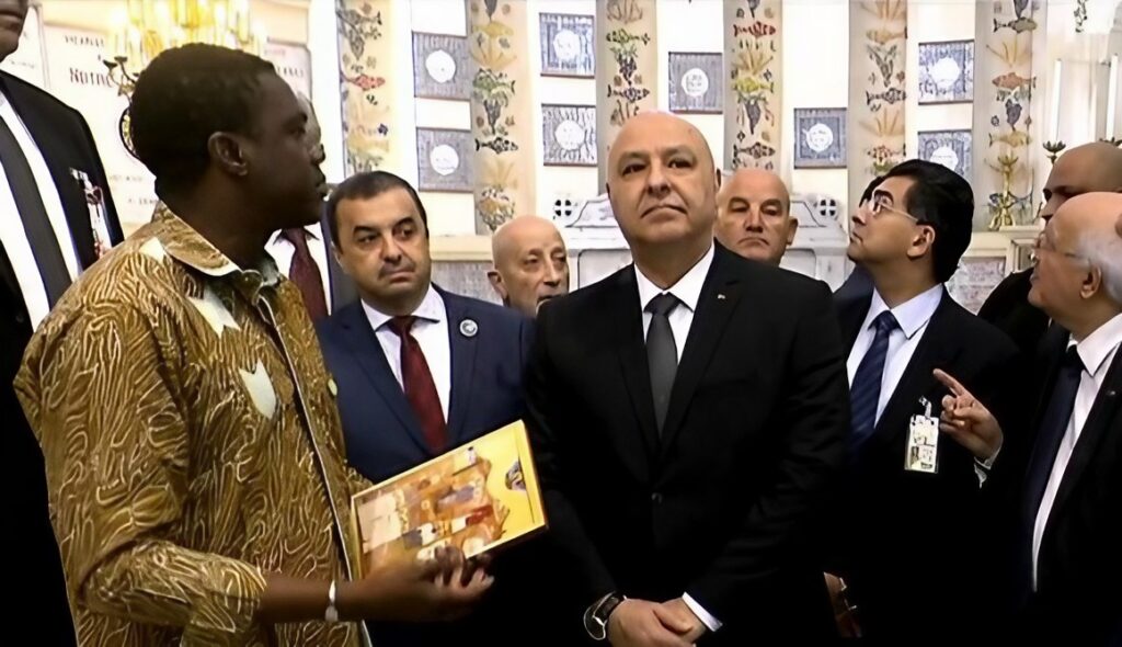 الرئيس اللبناني يزور كاتدرائية السيدة الافريقية بالجزائر العاصمة الرئيس اللبناني يزور كاتدرائية السيدة الافريقية بالجزائر العاصمة