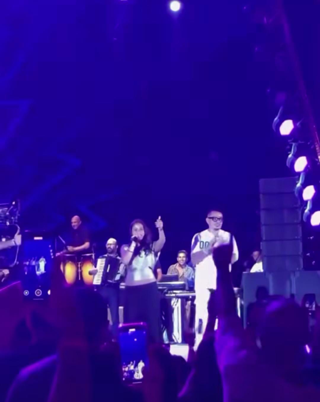 جنى عمرو دياب تغنى مع والدها (1)