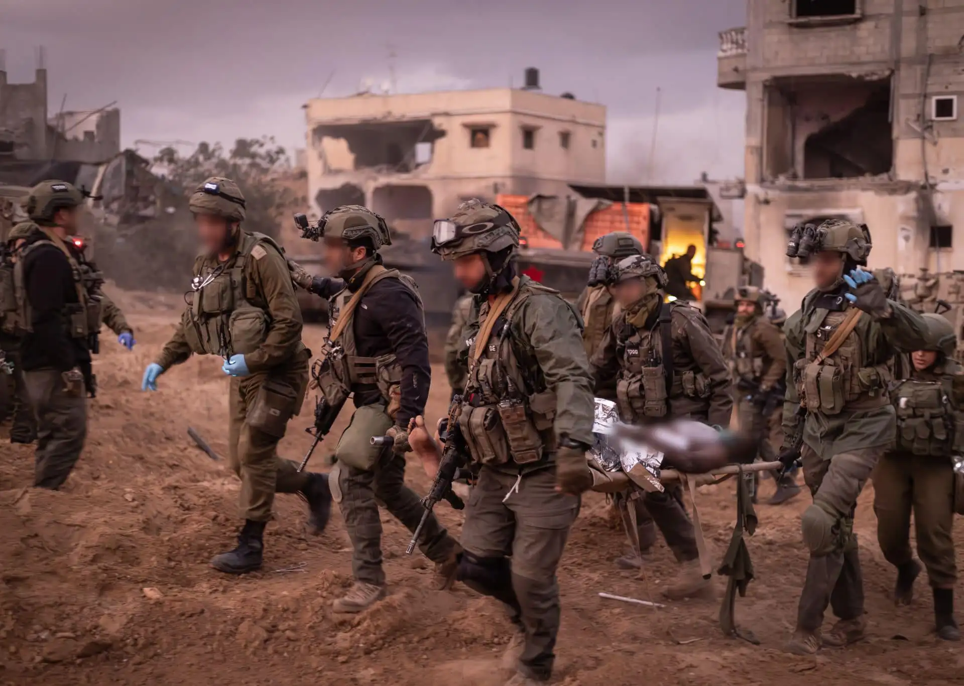 جنود إسرائيليين ينقلون جندياً أصيب في غزة (أرشيفية)