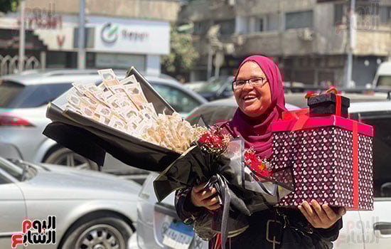 أسرة-فى-الجيزة-تحتفل-بابنتها-بعد-انتهاء-امتحانات-الثانوية-العامة-(9)