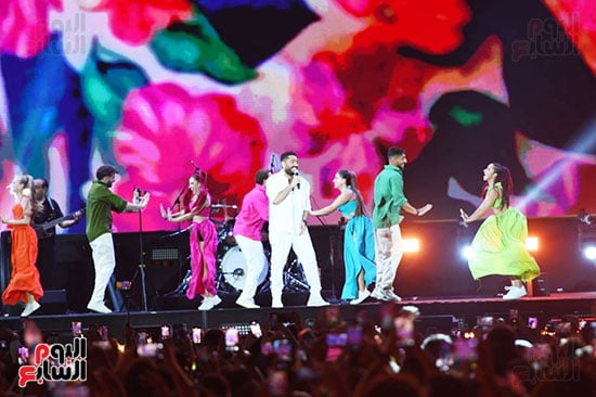 تامر حسنى يشعل الأجواء