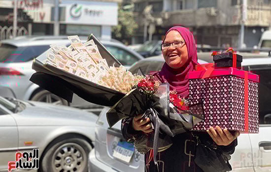 أسرة-فى-الجيزة-تحتفل-بابنتها-بعد-انتهاء-امتحانات-الثانوية-العامة-(3)