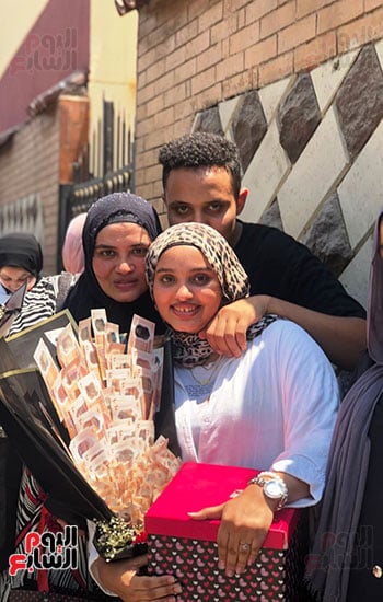 مبلغًا-ماليًا-يقدر-بحوالي-2000-جنيه،-ومشغولات-ذهبية-تزن-30-جرامًا