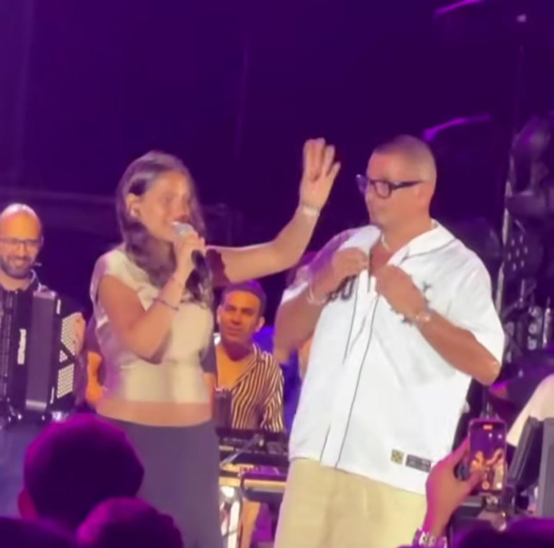 جنى عمرو دياب تغنى مع والدها (2)