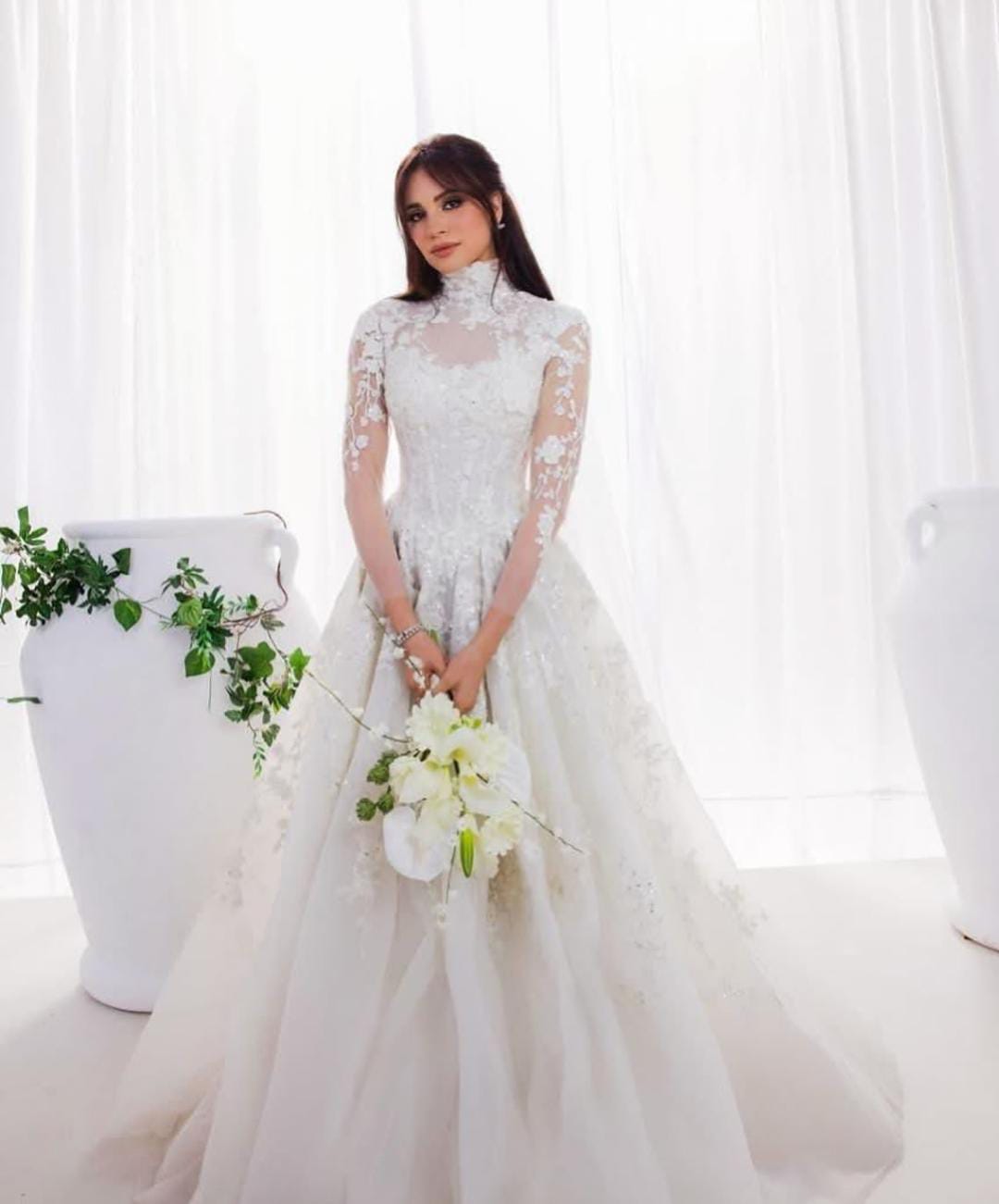 سر ظهور آمال ماهر بفستان زفاف أبيض (5)