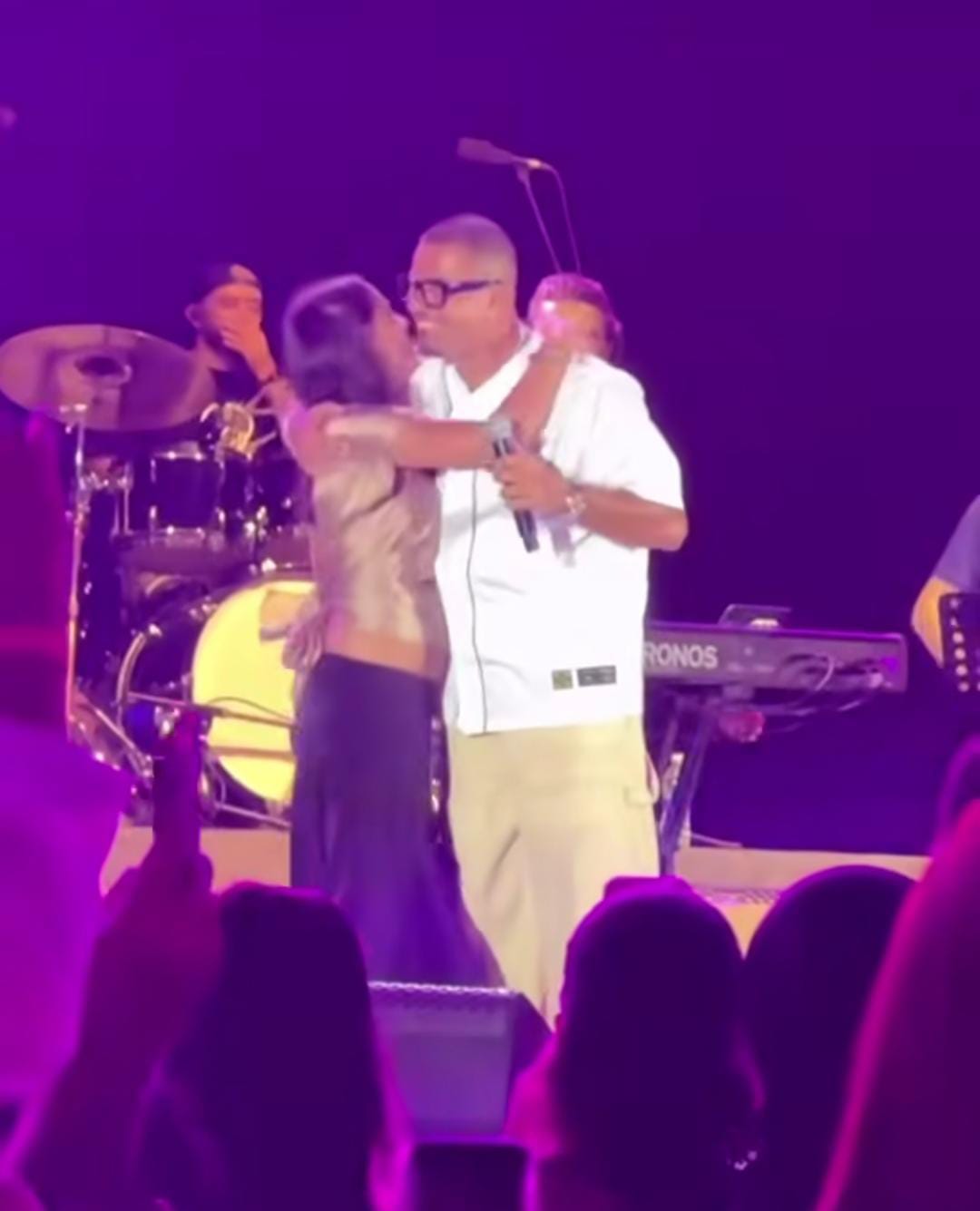 جنى عمرو دياب تغنى مع والدها (3)