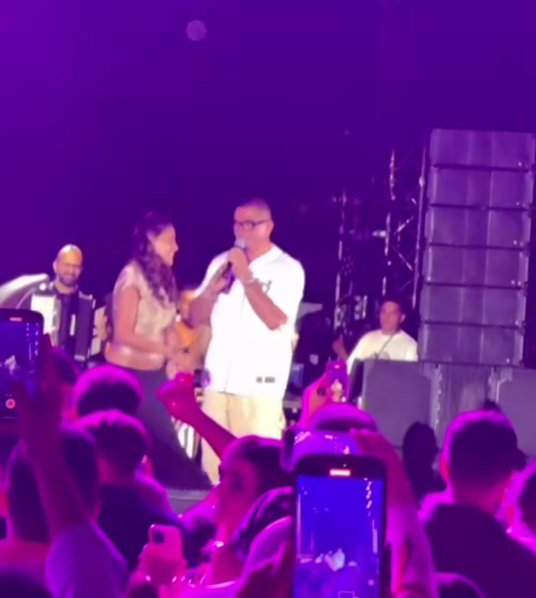 جنى عمرو دياب تغنى مع والدها (4)