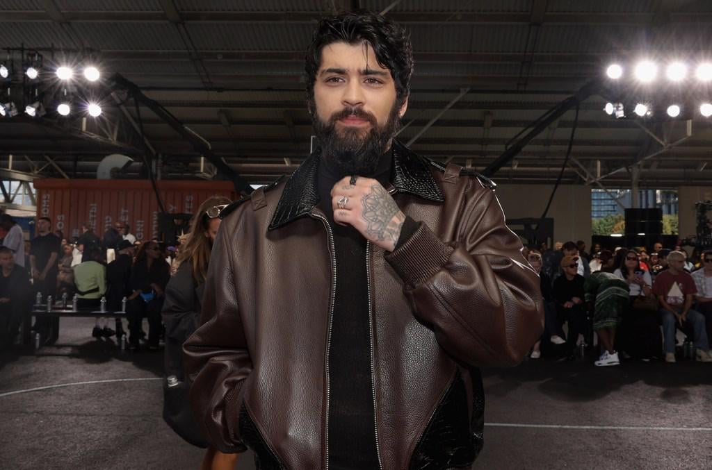 250728 Zayn Malik يحضر جولة World World لـ Blackpink مع ابنة Khai: 'أحبها