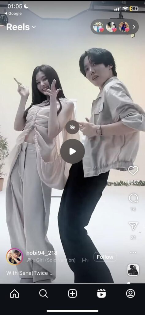 هل يعرف أي شخص ما الذي ترتديه بلوزة سانا في مقابلة الثلاجة التي تعرض J-Hope ؟؟؟؟