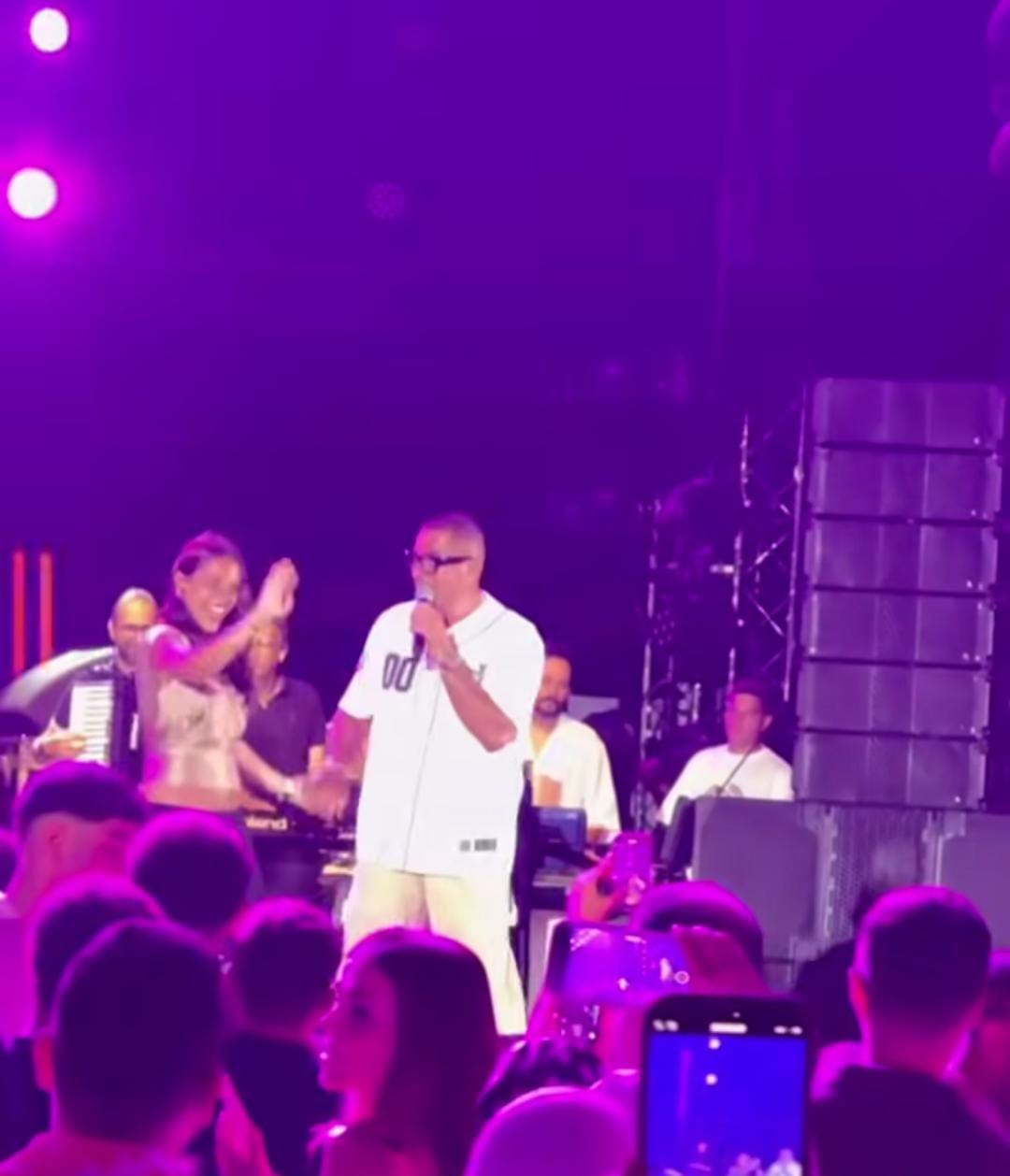 جنى عمرو دياب تغنى مع والدها (5)