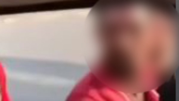 شوّح له بالحديدة ونازل يضربه | خناقة حامية في ميكروباص بالجيزة لسبب غريب – صدى البلد شوّح له بالحديدة ونازل يضربه | خناقة حامية في ميكروباص بالجيزة لسبب غريب - صدى البلد