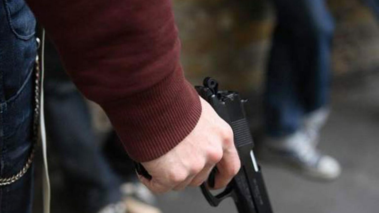 مشهد مأساوي… شاب ينهي حياته داخل سيارته makron