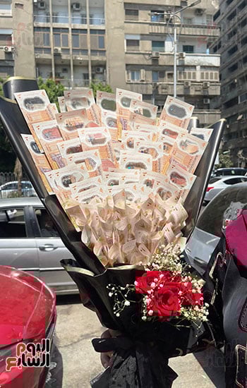 أسرة-فى-الجيزة-تحتفل-بابنتها-بعد-انتهاء-امتحانات-الثانوية-العامة-(4)