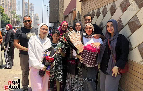 أسرة-فى-الجيزة-تحتفل-بابنتها-بعد-انتهاء-امتحانات-الثانوية-العامة-(2)