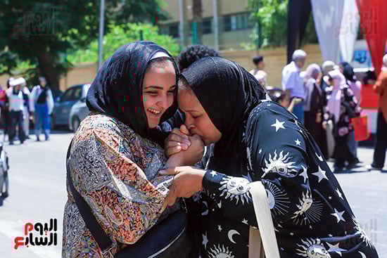 قبلة أم على يد ابنتها (4)