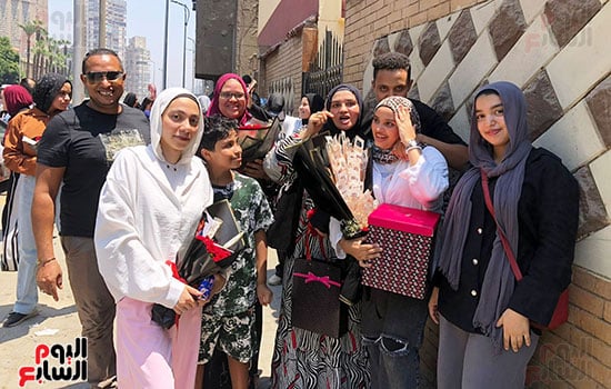 أسرة-فى-الجيزة-تحتفل-بابنتها-بعد-انتهاء-امتحانات-الثانوية-العامة-(1)