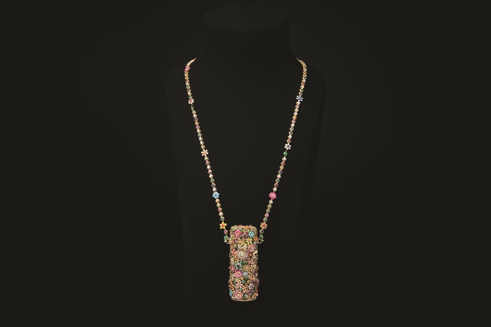 شفاه تلمع بذهب عيار 24