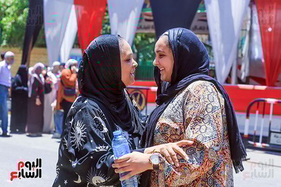 قبلة أم على يد ابنتها (1)