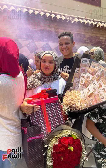 أسرة-فى-الجيزة-تحتفل-بابنتها-بعد-انتهاء-امتحانات-الثانوية-العامة-(5)