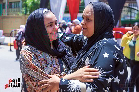 قبلة أم على يد ابنتها (7)